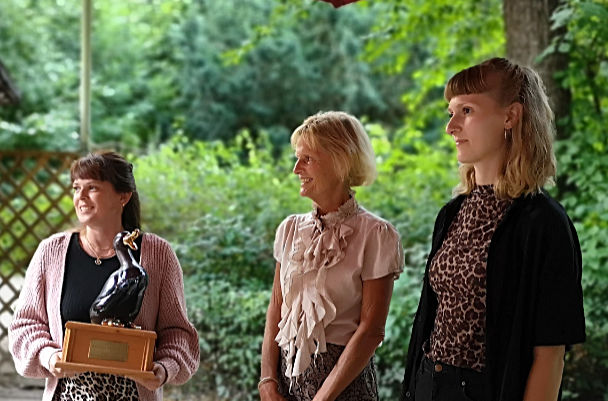 Drei Frauen und eine Ente: Christine Nienaber, Susanne Jahn und Stine Holin mit der Auszeichnung